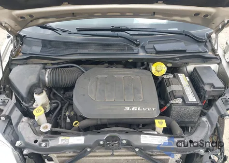 2015 Chrysler Town & Country Lx z USA, uszkodzony, nr VIN 2C4RC1AG1FR676827